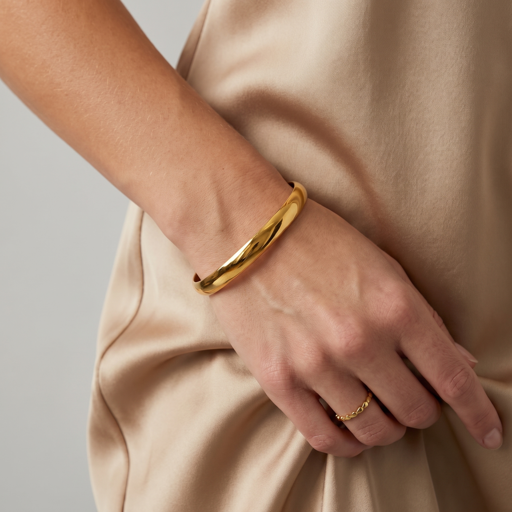 The classic bangle | gold smooth round bracelet